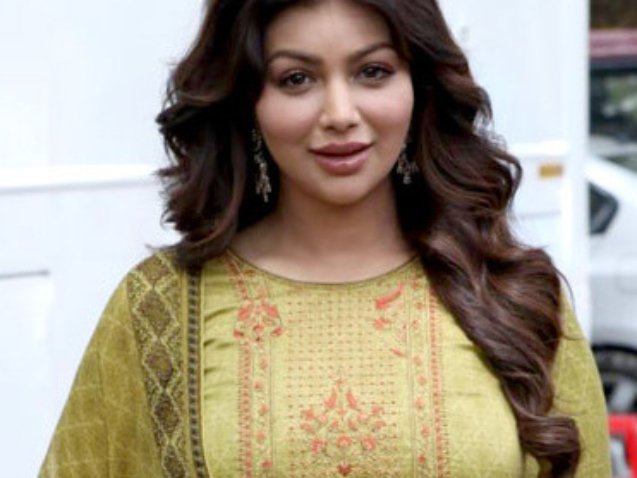 Ayesha-Takia-Azmi-snapped-on-location-for-a-photoshoot-at-Aarey-Colony-_(cropped)